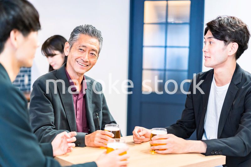 打ち上げをするビジネスマン