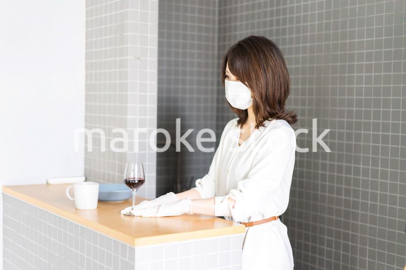 マスクをして接客をする飲食店のスタッフ