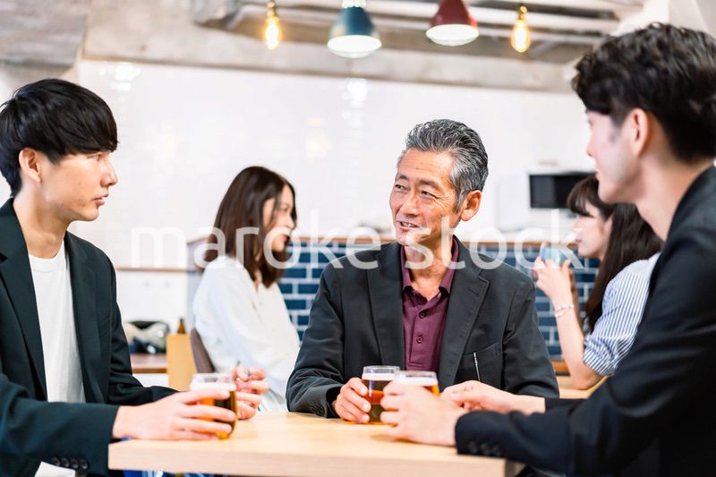 打ち上げをするビジネスマン