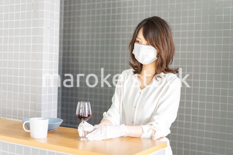 マスクをして接客をする飲食店のスタッフ