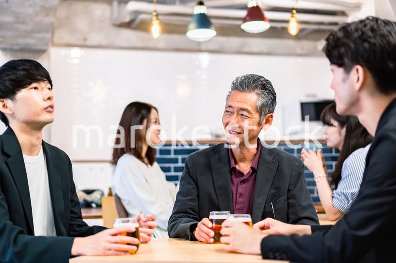 打ち上げをするビジネスマン