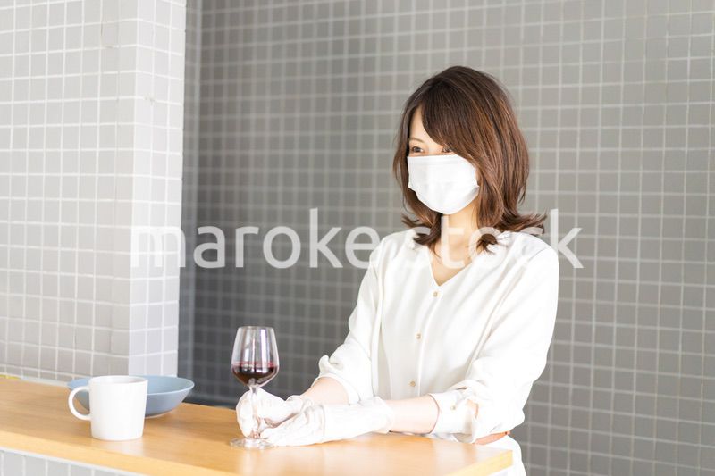 マスクをして接客をする飲食店のスタッフ