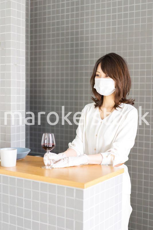 マスクをして接客をする飲食店のスタッフ