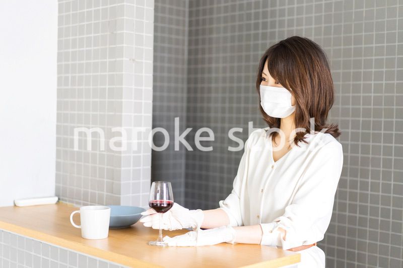 マスクをして接客をする飲食店のスタッフ