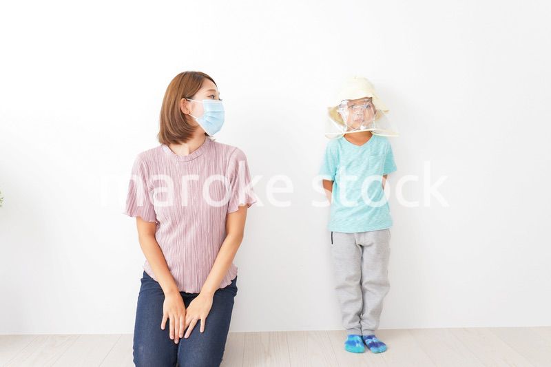 マスクとフェイスシールドをつけた親子