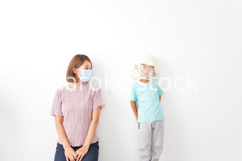 マスクとフェイスシールドをつけた親子