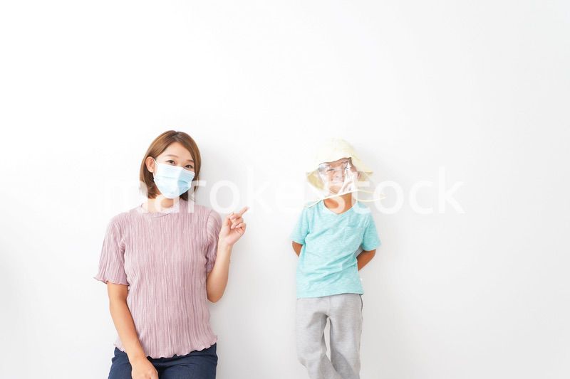 マスクとフェイスシールドをつけた親子