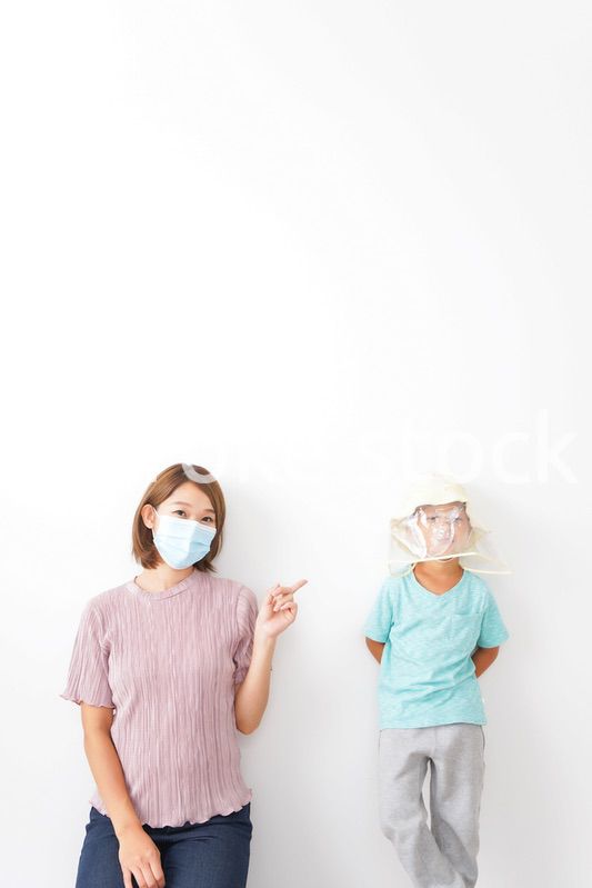 マスクとフェイスシールドをつけた親子