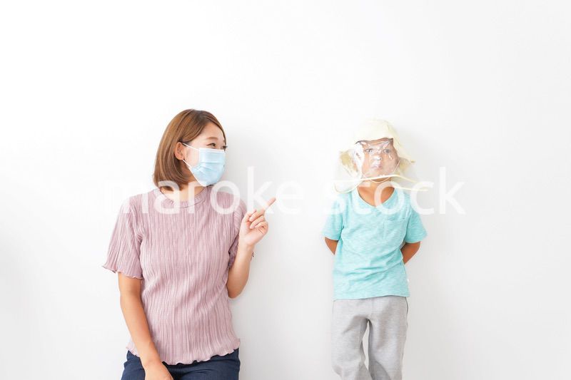 マスクとフェイスシールドをつけた親子