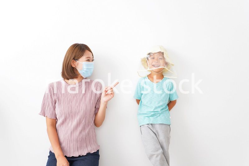 マスクとフェイスシールドをつけた親子