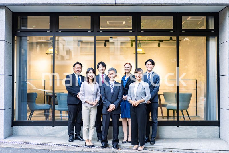 オフィスで働くビジネスパーソン