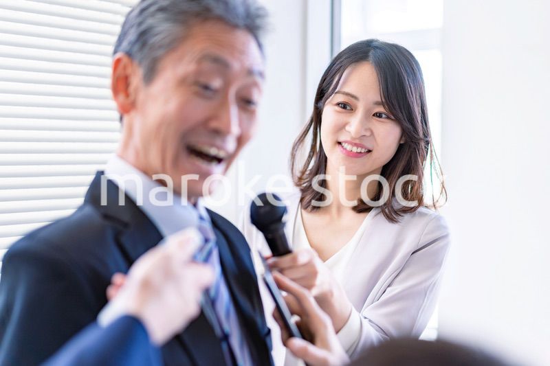 インタビュー取材をする女性アナウンサー