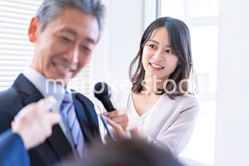 インタビュー取材をする女性アナウンサー