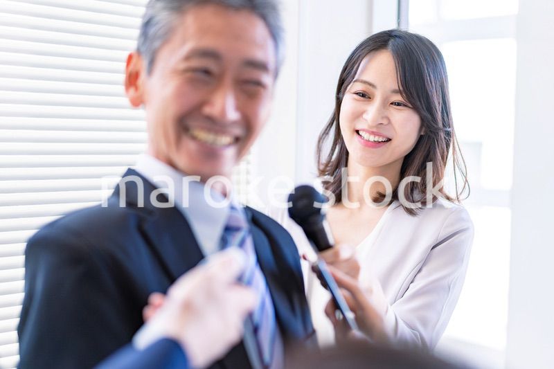インタビュー取材をする女性アナウンサー