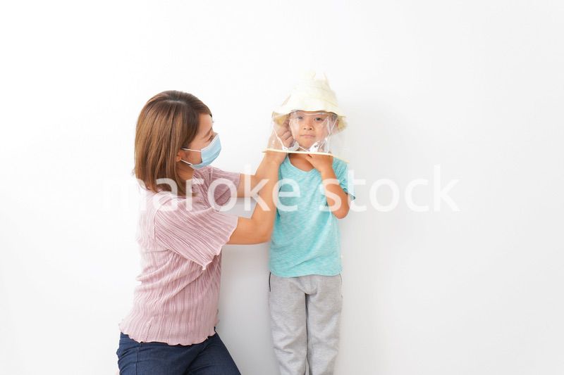 マスクとフェイスシールドをつけた親子