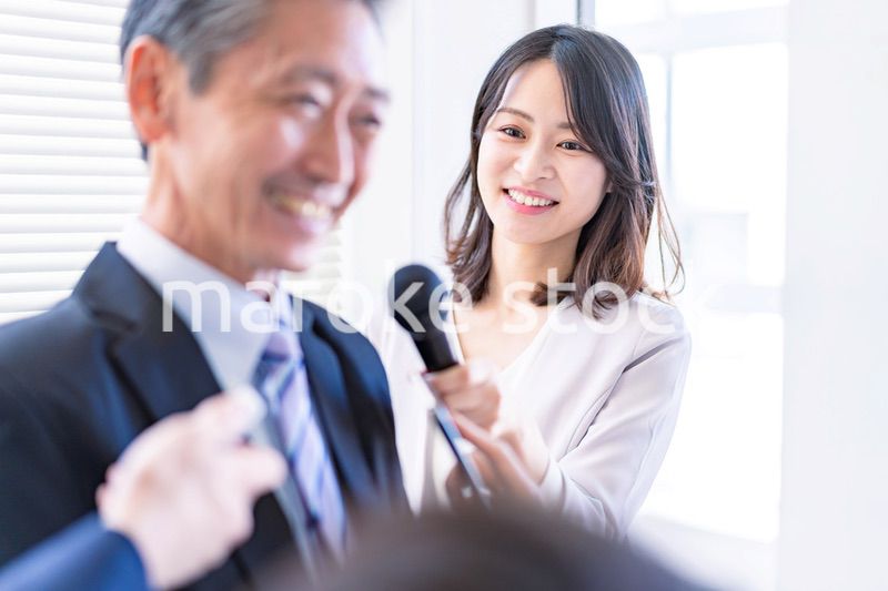 インタビュー取材をする女性アナウンサー