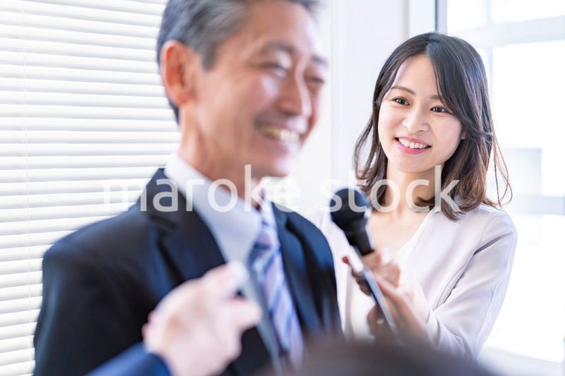 インタビュー取材をする女性アナウンサー