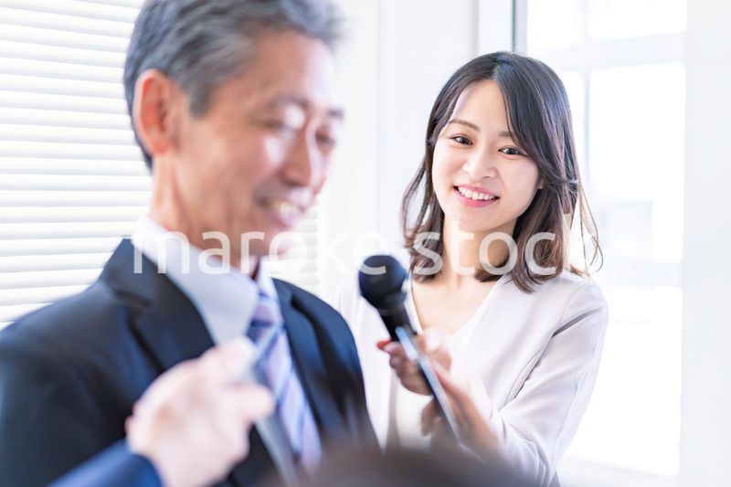 インタビュー取材をする女性アナウンサー