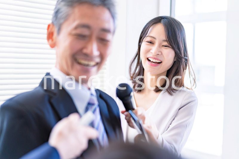 インタビュー取材をする女性アナウンサー