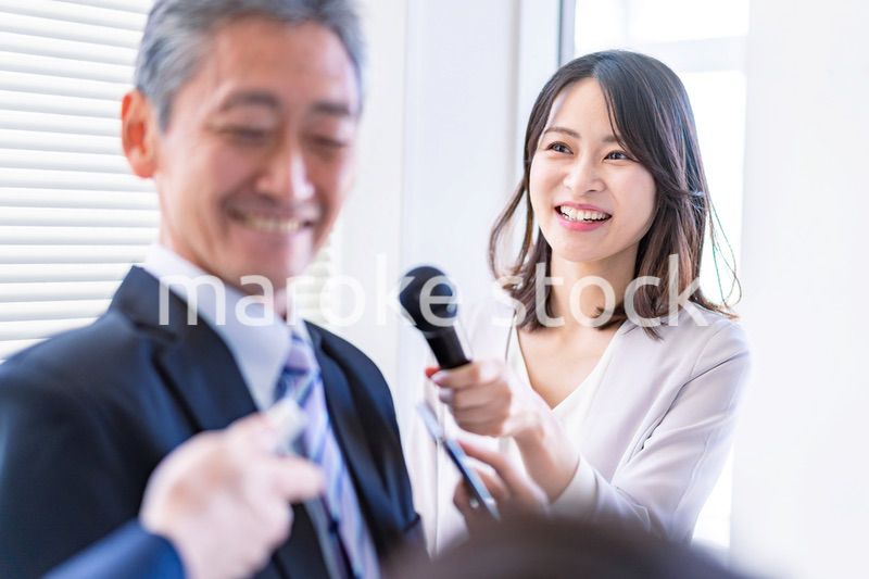 インタビュー取材をする女性アナウンサー