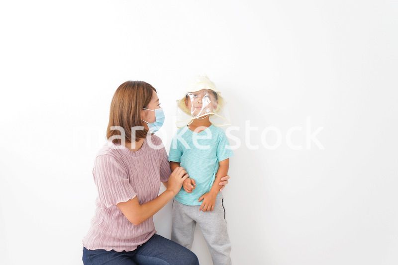 マスクとフェイスシールドをつけた親子