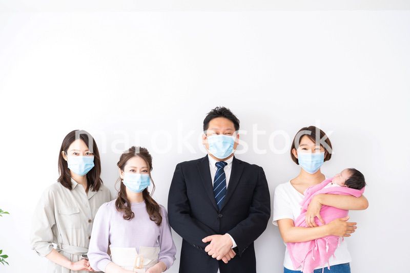 赤ちゃんを連れてオフィスで働く女性