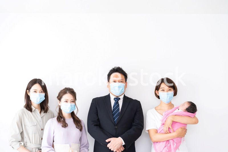 赤ちゃんを連れてオフィスで働く女性