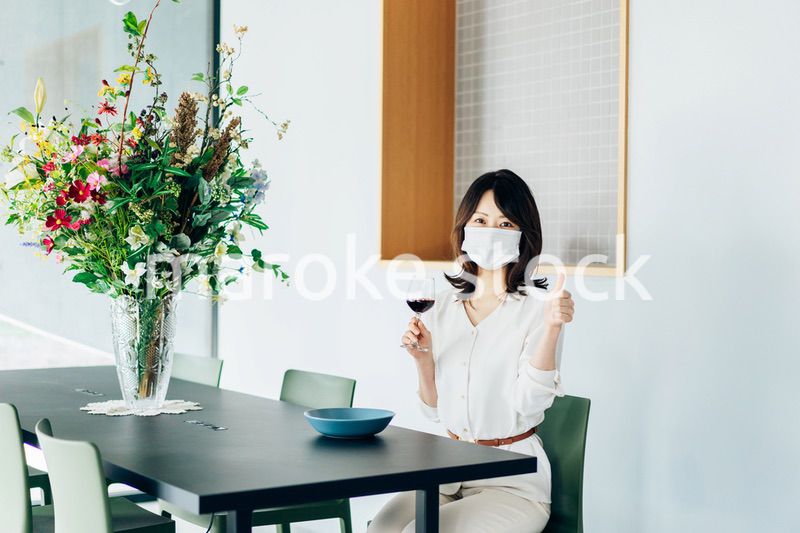 マスクをしてお酒を飲む若い女性