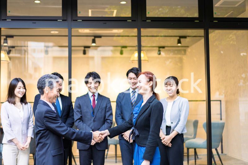 オフィスで働くビジネスパーソン