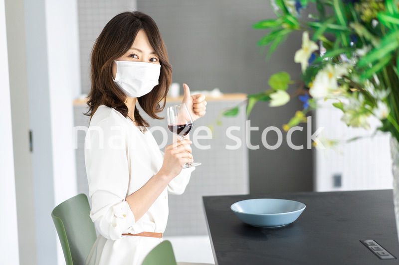 マスクをしてお酒を飲む若い女性