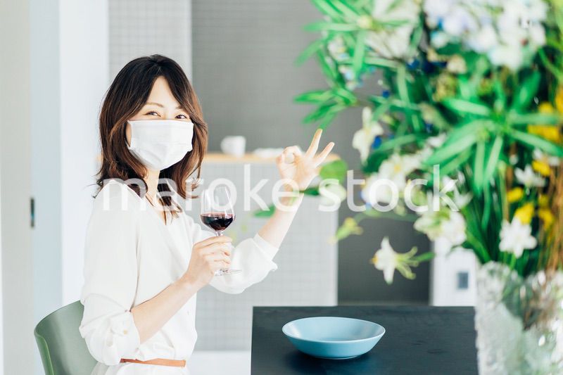 マスクをしてお酒を飲む若い女性