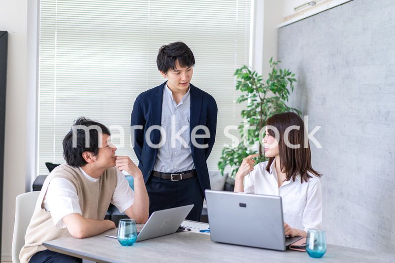 楽しく仕事をする若いビジネスパーソン