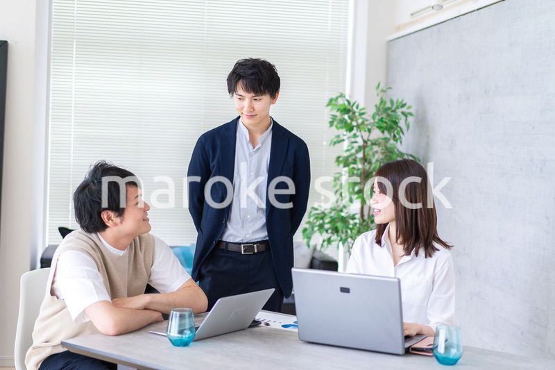 コンサルティング会社で働くビジネスパーソン