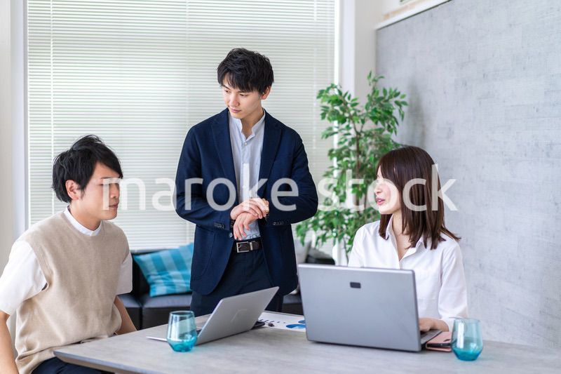 楽しく仕事をする若いビジネスパーソン