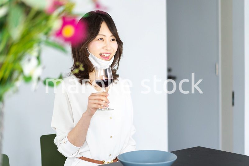 マスクをしてお酒を飲む若い女性