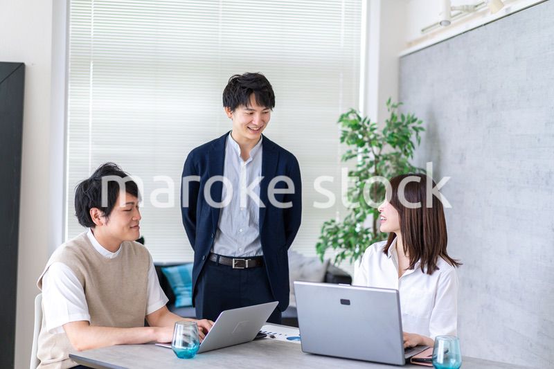 楽しく仕事をする若いビジネスパーソン