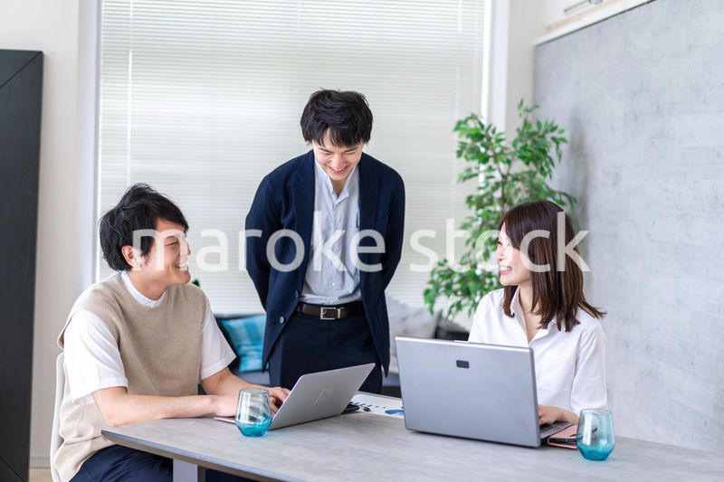 楽しく仕事をする若いビジネスパーソン