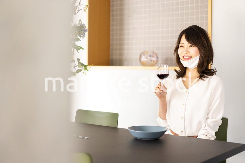 マスクをしてお酒を飲む若い女性