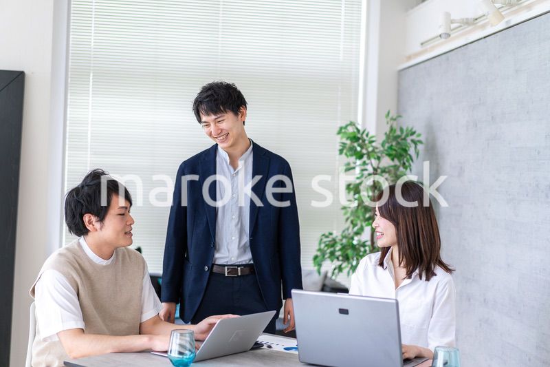 楽しく仕事をする若いビジネスパーソン