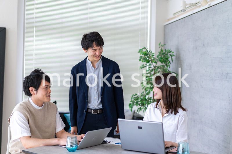 楽しく仕事をする若いビジネスパーソン