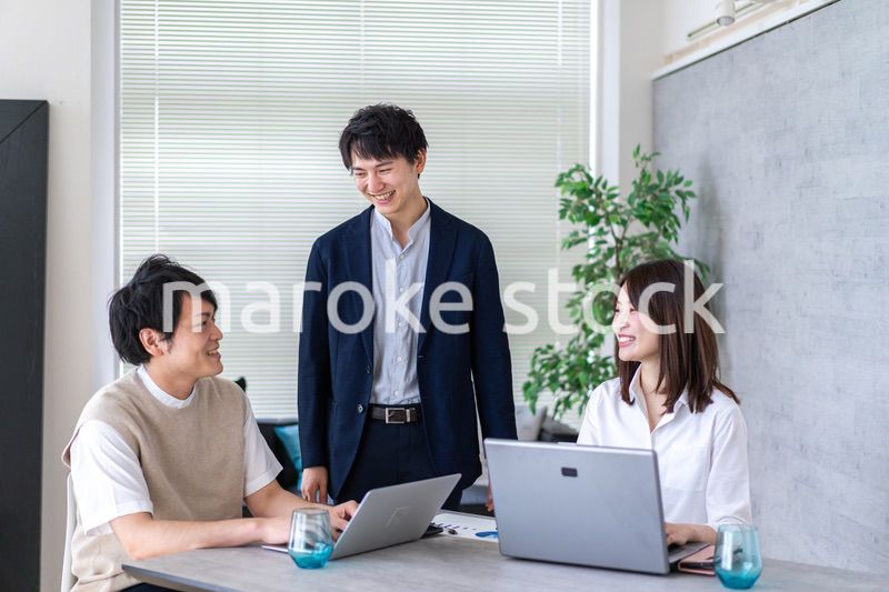 楽しく仕事をする若いビジネスパーソン