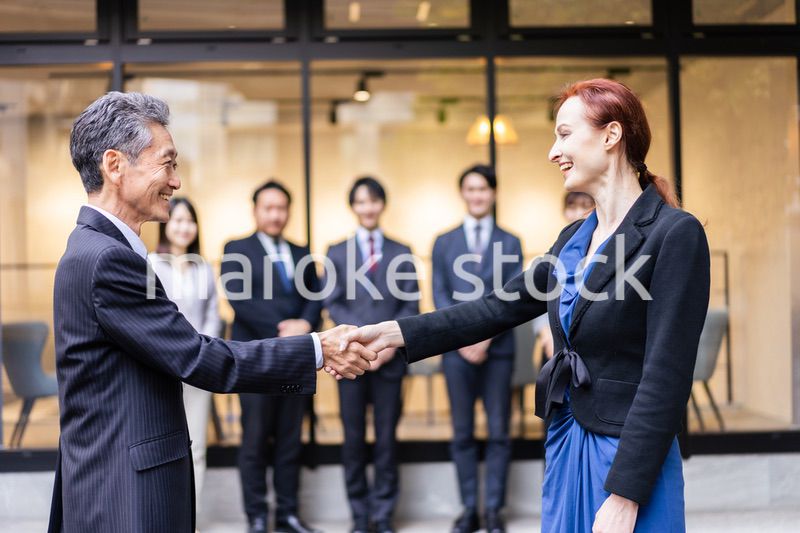 オフィスで働くビジネスパーソン