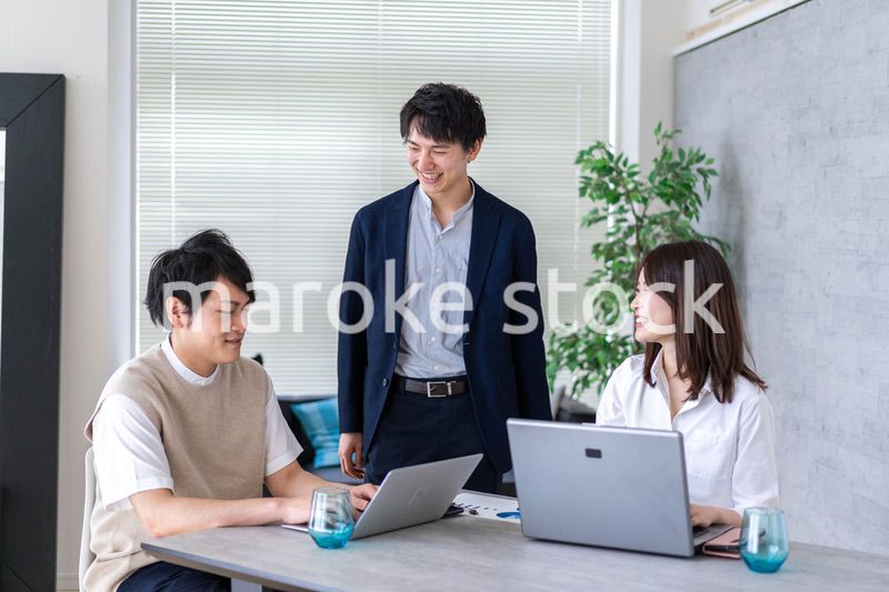 楽しく仕事をする若いビジネスパーソン