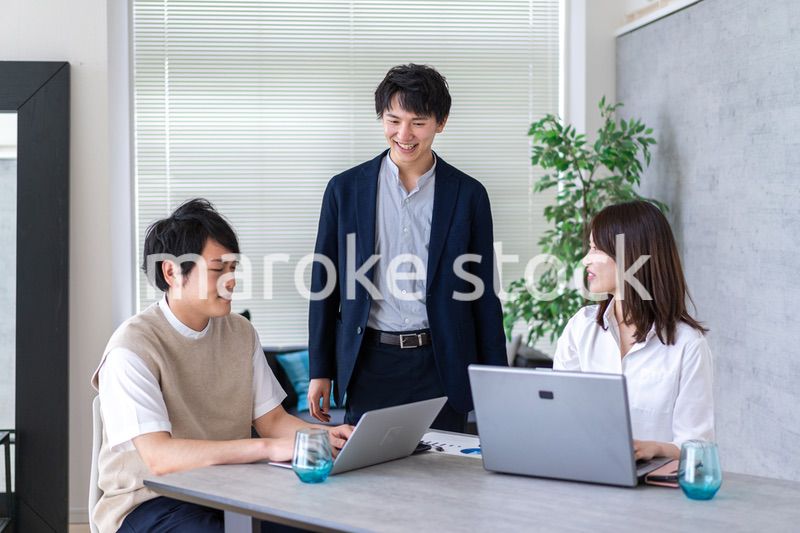 楽しく仕事をする若いビジネスパーソン