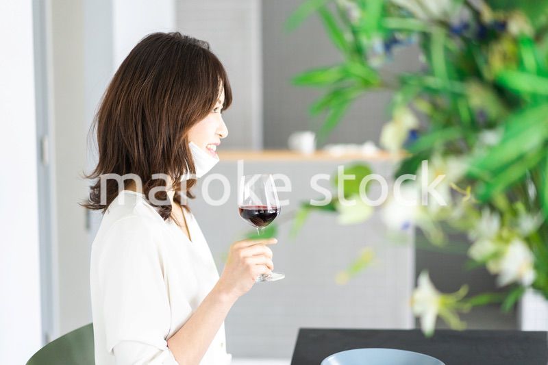 マスクをしてお酒を飲む若い女性