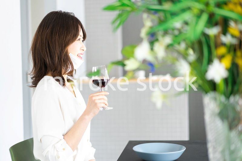 マスクをしてお酒を飲む若い女性