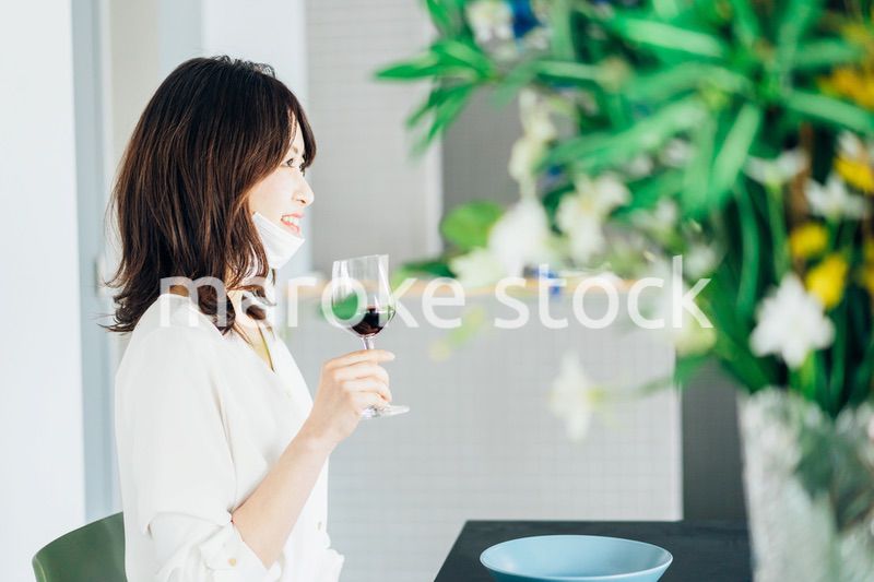 マスクをしてお酒を飲む若い女性
