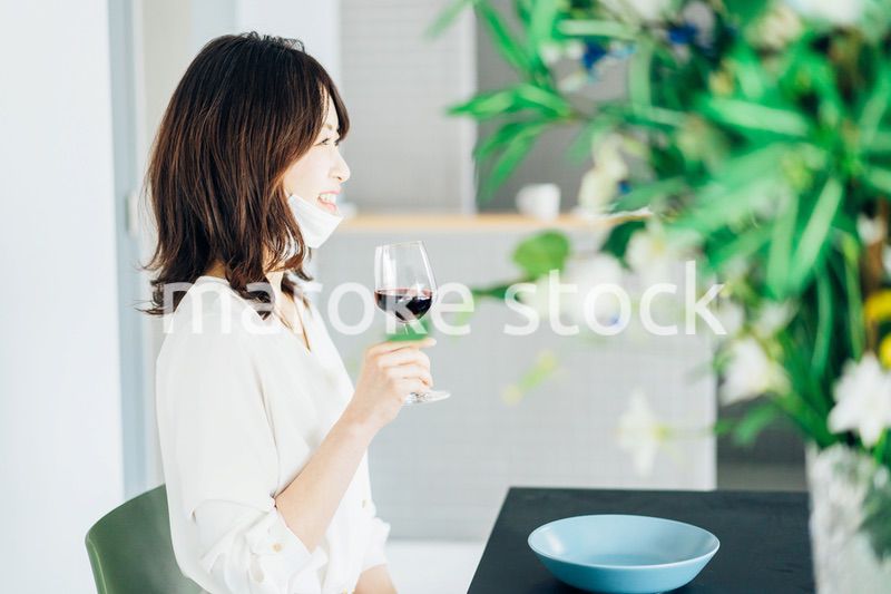 マスクをしてお酒を飲む若い女性
