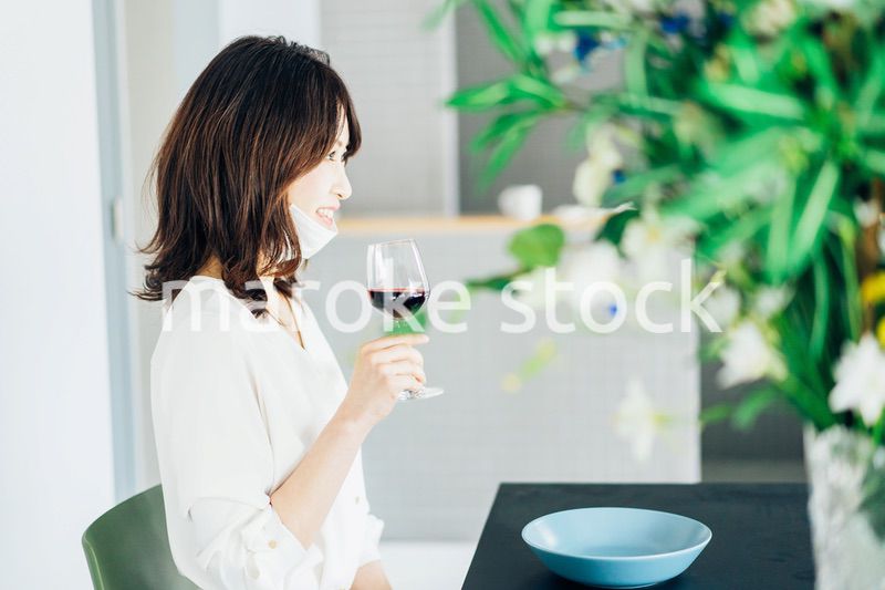 マスクをしてお酒を飲む若い女性