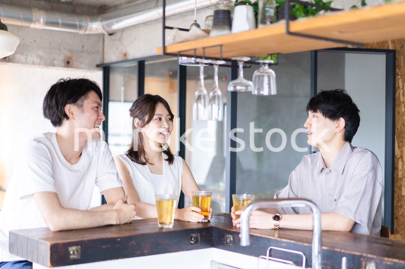 バーで盛り上がる若い男女